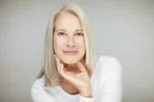 60-year-old woman with filter on her image considers cataract surgery.